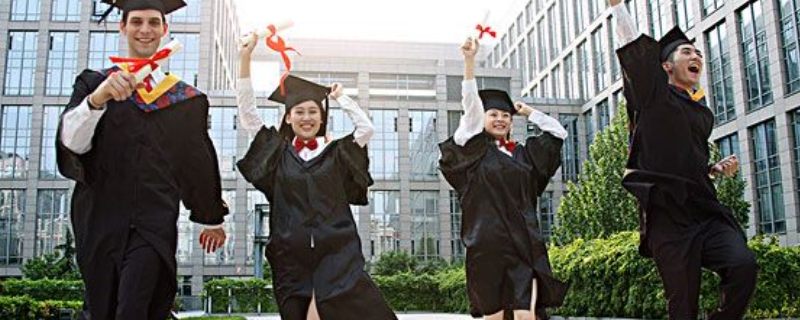 穿學(xué)士服拍照里面穿什么 穿學(xué)士服拍照里面穿什么