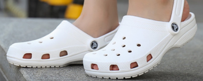crocs要買大一碼嗎 crocs要買大一碼嗎