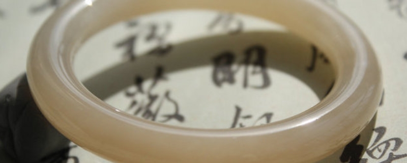 藕粉手鐲為什么戴久了有黑色 藕粉手鐲為什么戴久了有黑色