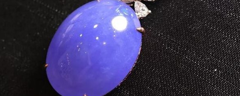 翡翠打燈起紫色熒光是怎么回事 翡翠打燈起紫色熒光是怎么回事
